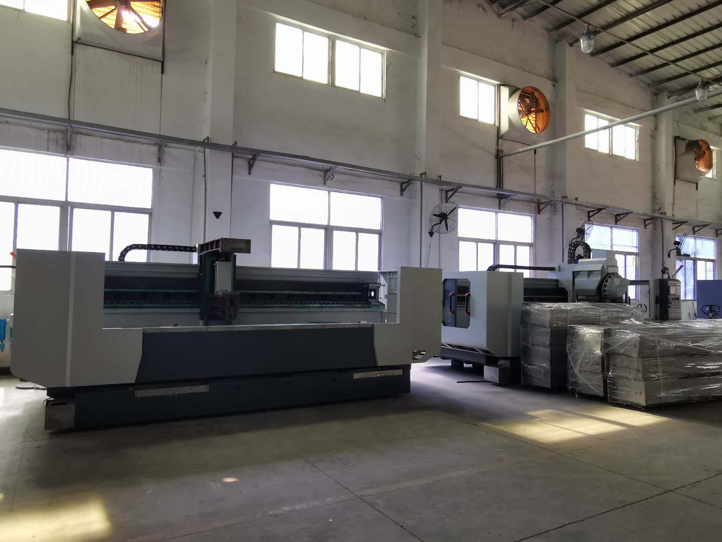 深圳精雕10年來專注研發(fā)了多款數(shù)控機(jī)床！大型精雕機(jī)，大型高光機(jī)，大型雕銑機(jī)等！