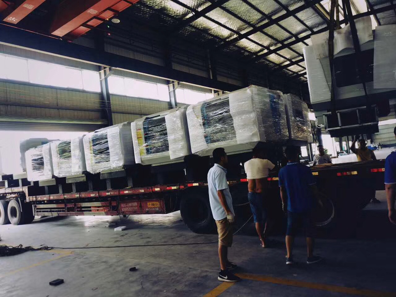 2018深雕數控迎來第二批玻璃精雕機，雙頭精雕機緊張出貨，得到客戶的高度認可。